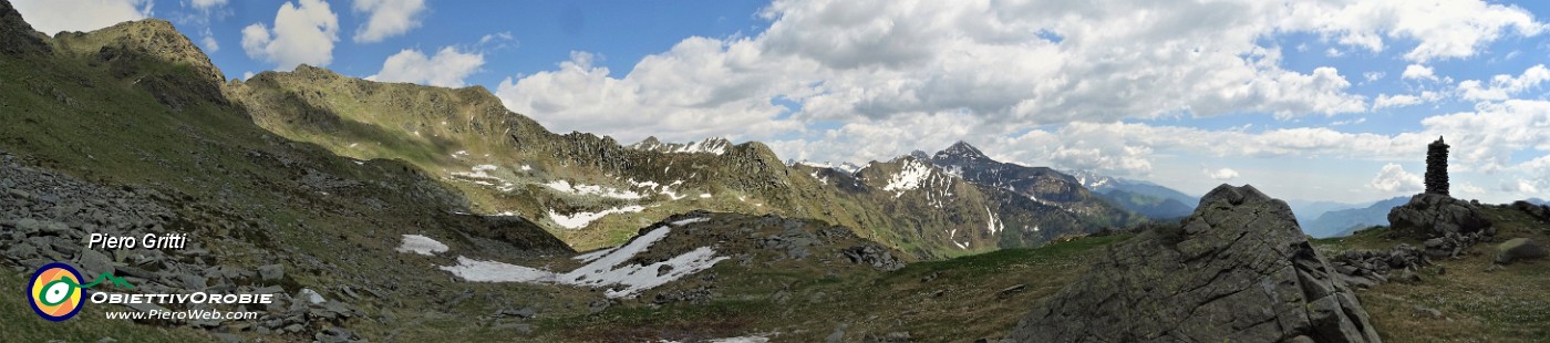 60 Vista panoramica con  l'omone a dx e  la Bocchetta di Budria a sx.jpg